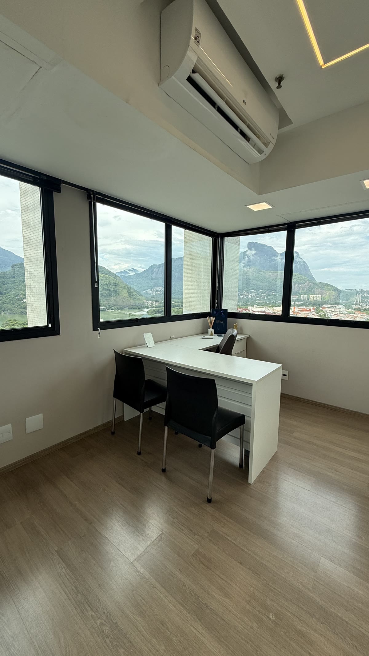 Consultório Amplavida com vista para a Pedra da Gávea