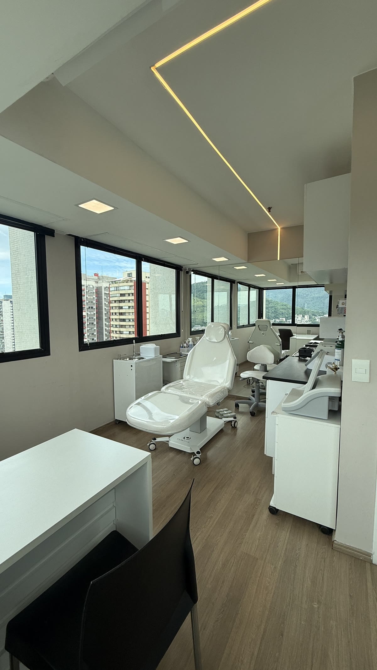 Sala de procedimentos equipada