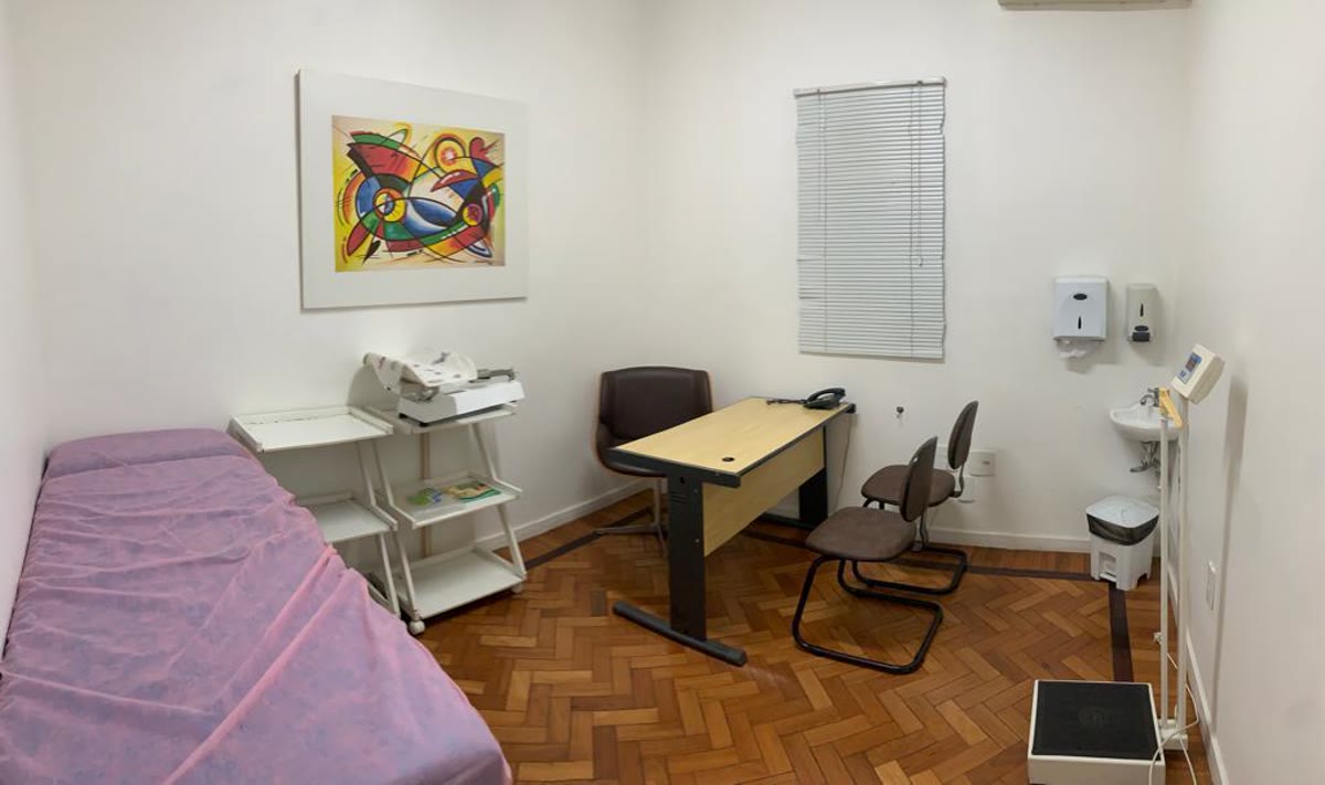Consultório clínico com maca – Santa Cruz