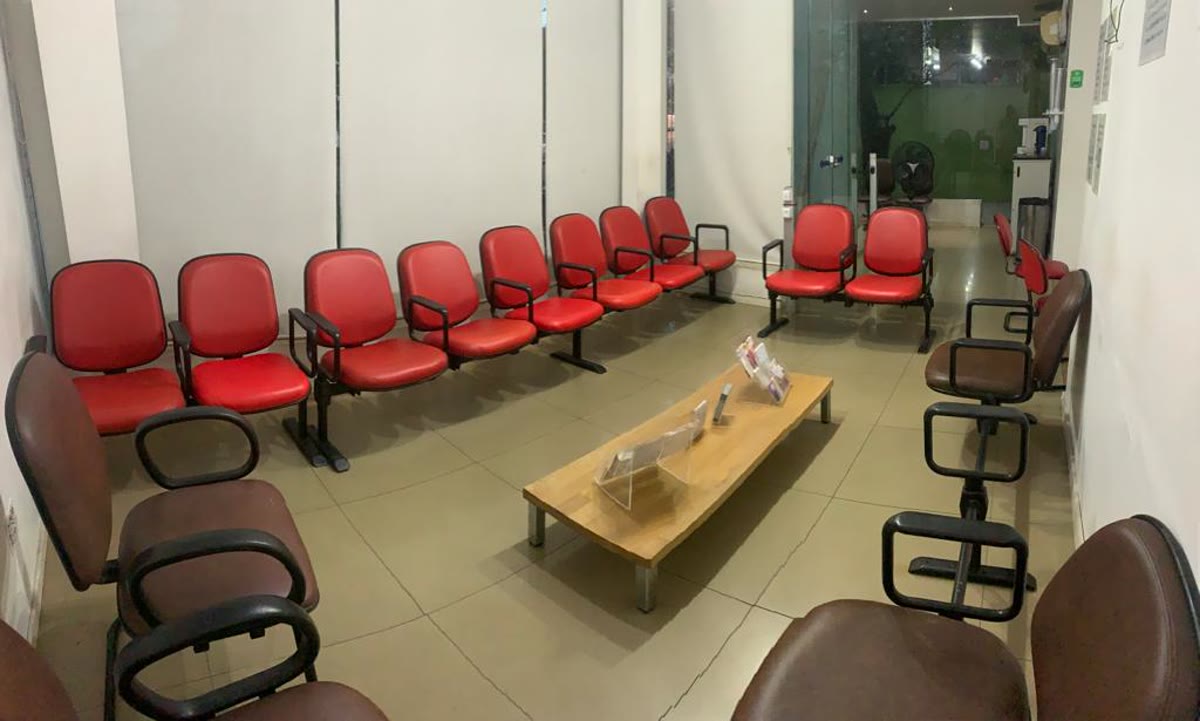 Recepção com sala de espera ampla – Santa Cruz